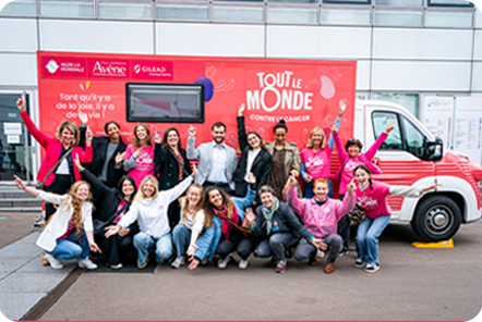 Equipe de l'Association tout le monde contre le cancer devant leur institut de bien être itinérant
