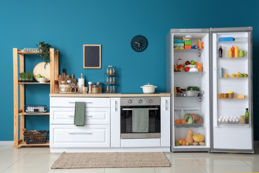 Réfrigérateur bien rempli dans une cuisine moderne