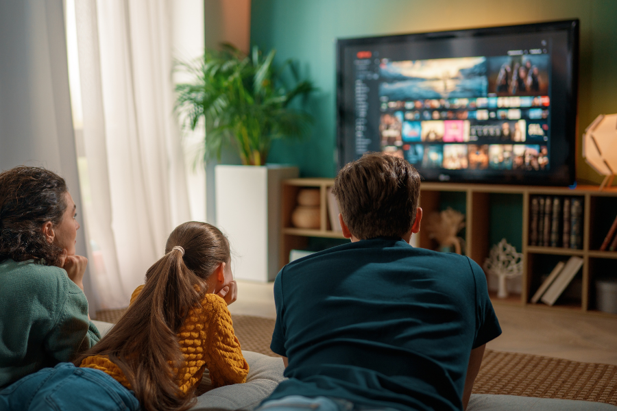 Famille regardant un téléviseur 4K dans son salon