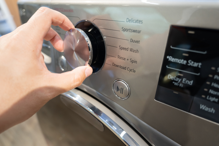 Pain rustique fait maison posé sur une planche en bois, prêt à déguster.