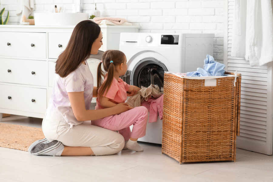 Utilisation du lave-linge en famille pour &eacute;conomiser l&rsquo;eau et l&rsquo;&eacute;nergie au quotidien avec des gestes simples