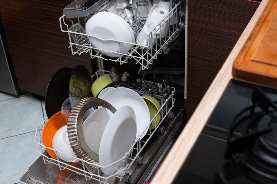Eviter de bien charger son lave-vaisselle pour éviter les traces – Gitem Lave-vaisselle rempli de vaisselle de différentes tailles et matériaux